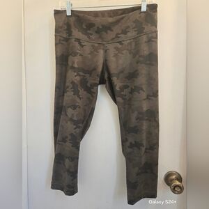 Lululemon Women's Camouflage Cropped Leggings Size 10 GUC